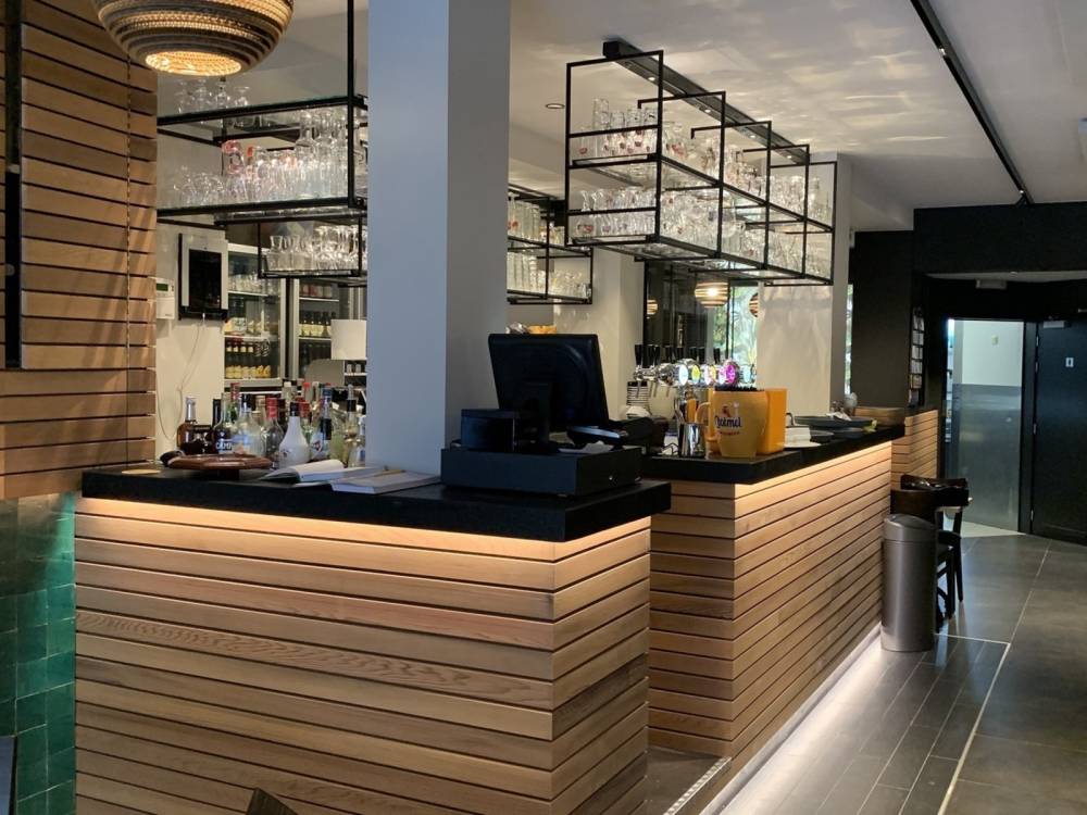 bar restaurant